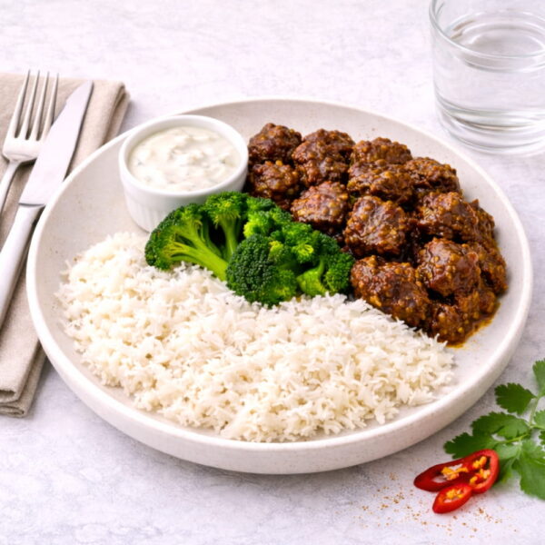 Nötchiligryta med basmatiris & yoghurtsås