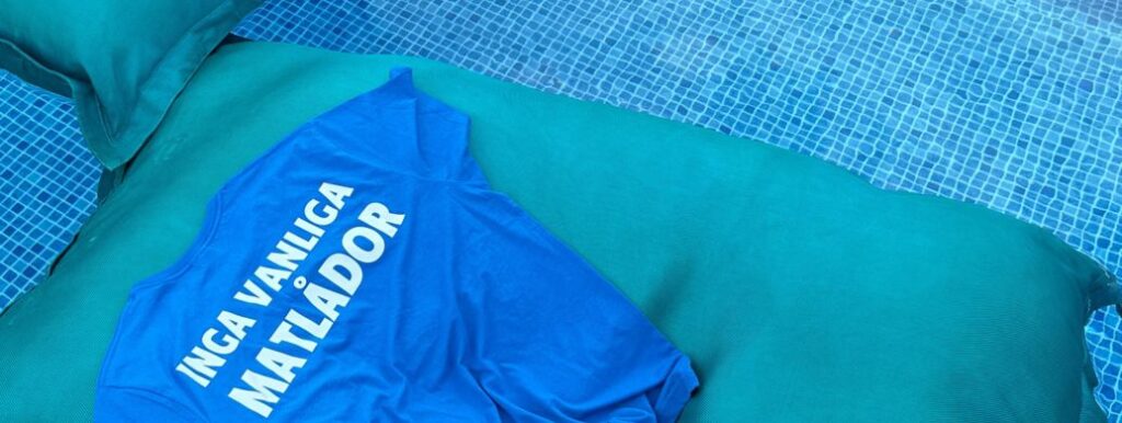 T-shirt med slogan INGA VANLIGA MATLÅDOR i en pool