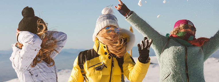 Bild på tre kvinnor som firar