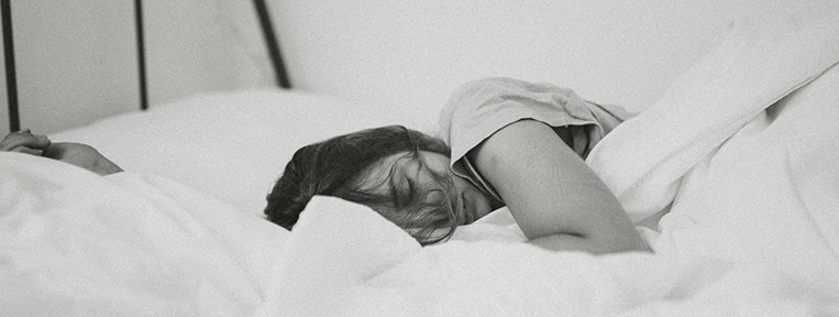 En bild på en sovande kvinna