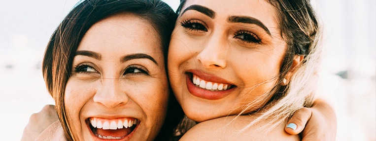 En bild på två glada kvinnor
