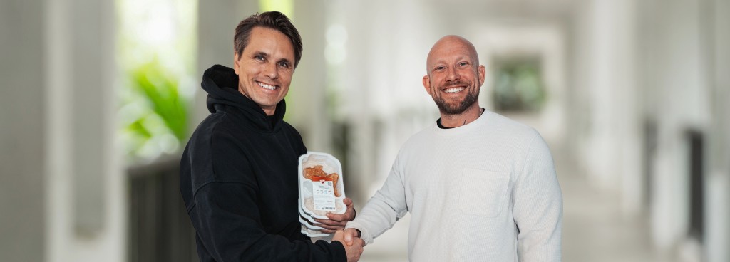 Jon Olsson går in som delägare i Macro Meals, skakar hand med VD Magnus Hellgren